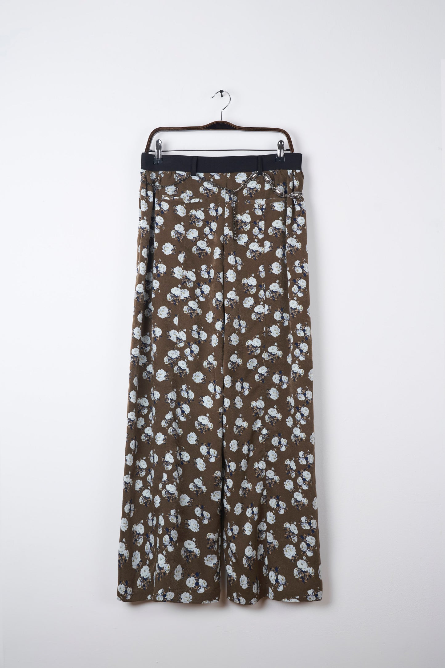COCOA BLOSSOM MOTIF WIDE-LEG PANTS WITH SILVER MOTIF CHAIN