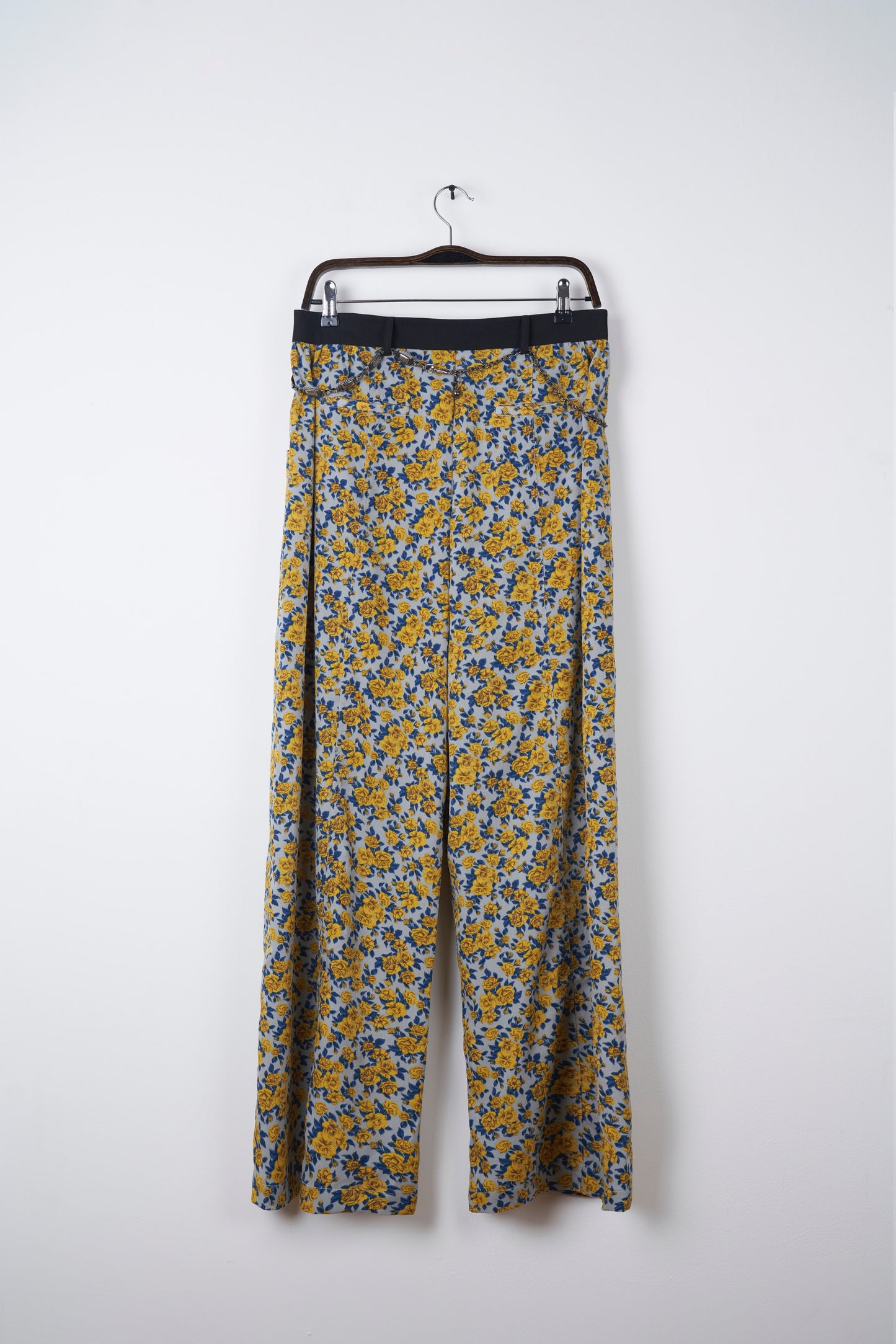 SLATE GREY BLOSSOM MOTIF WIDE-LEG PANTS WITH SILVER MOTIF CHAIN